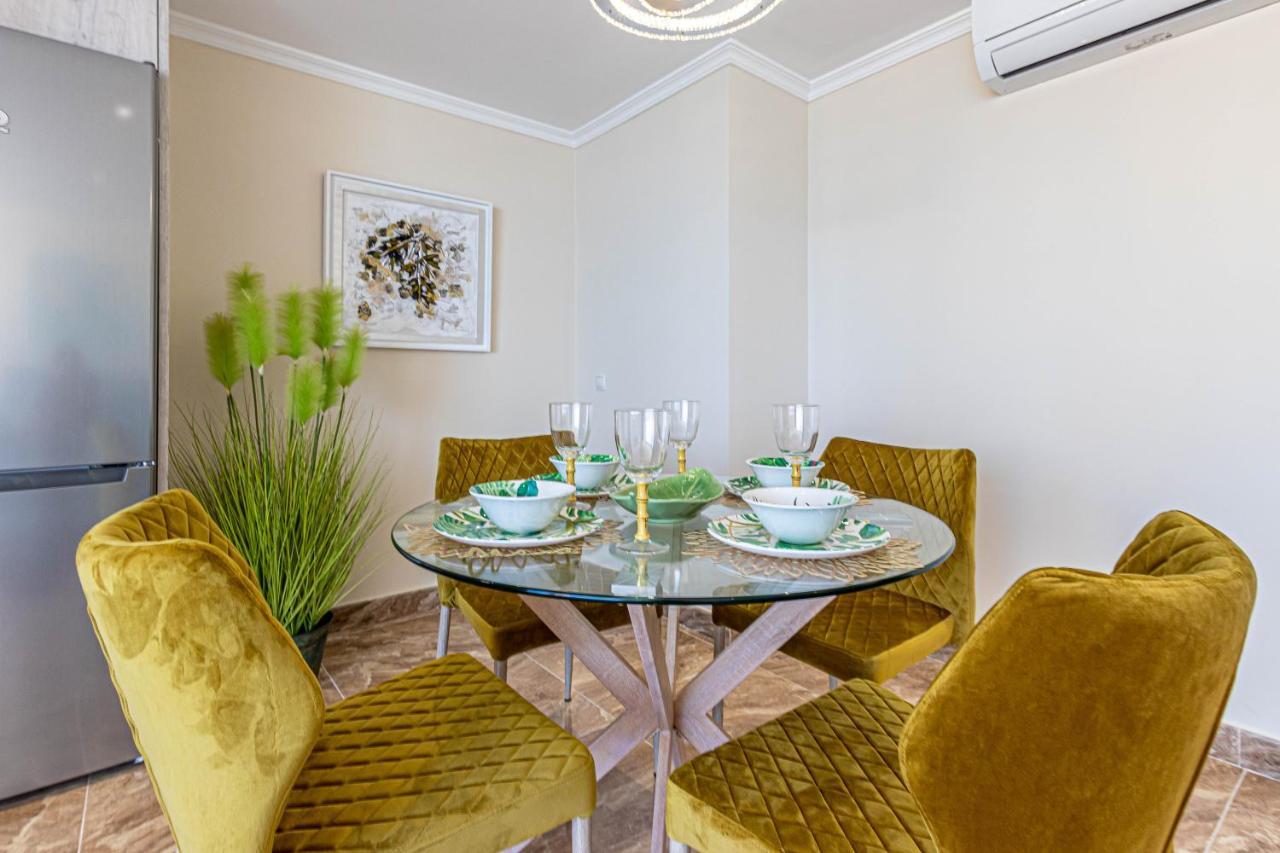 Costa Paradise - Beachfront Apartment Фуeнхирола Екстериор снимка